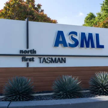 AI 需求将 ASML 第四季度的预订量提高到 $7.4b