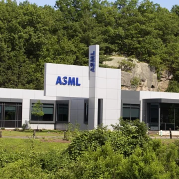 荷兰芯片制造商 ASML 面临挑战，实现长期增长