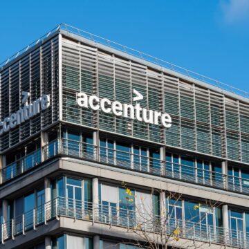 Accenture 因强劲的 AI 和云需求而上调收入预期